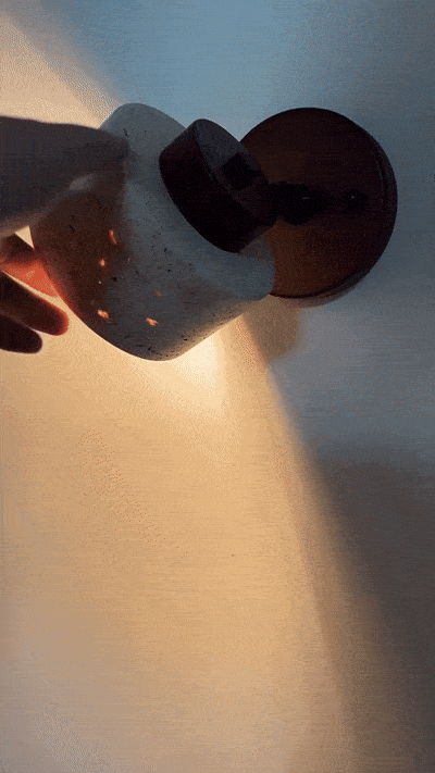 Kiven — Applique orientable en travertin et bois