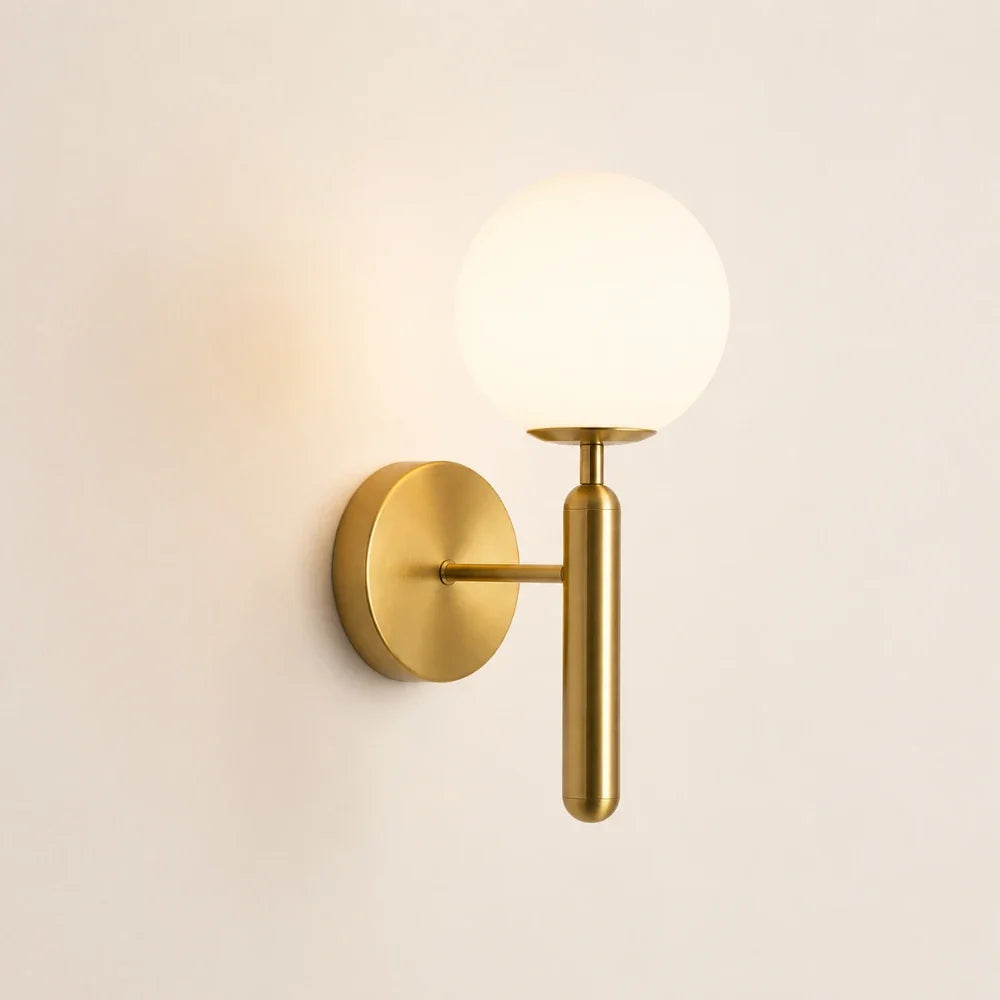 Auren — Applique globe en verre opalin doré