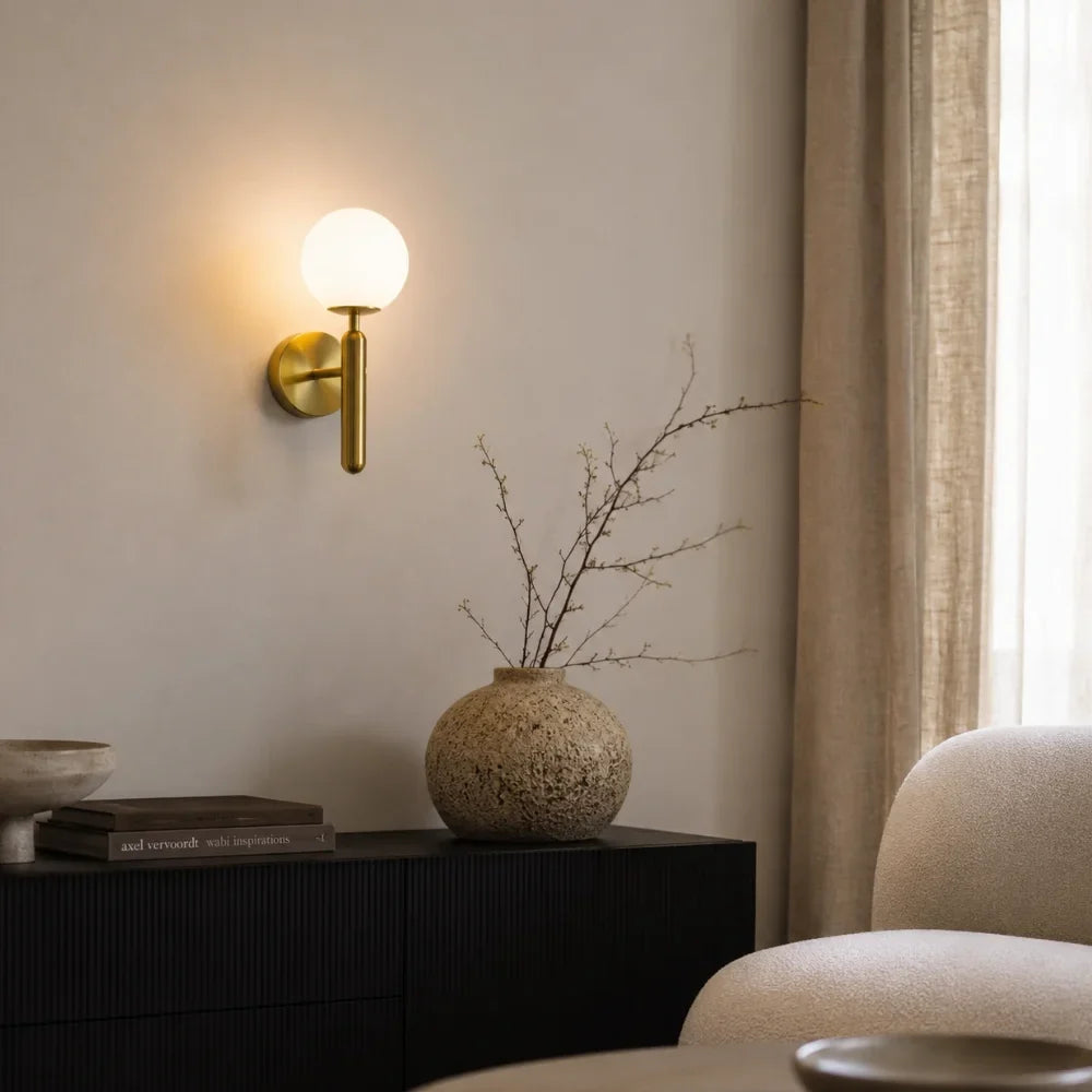 Auren — Applique globe en verre opalin doré