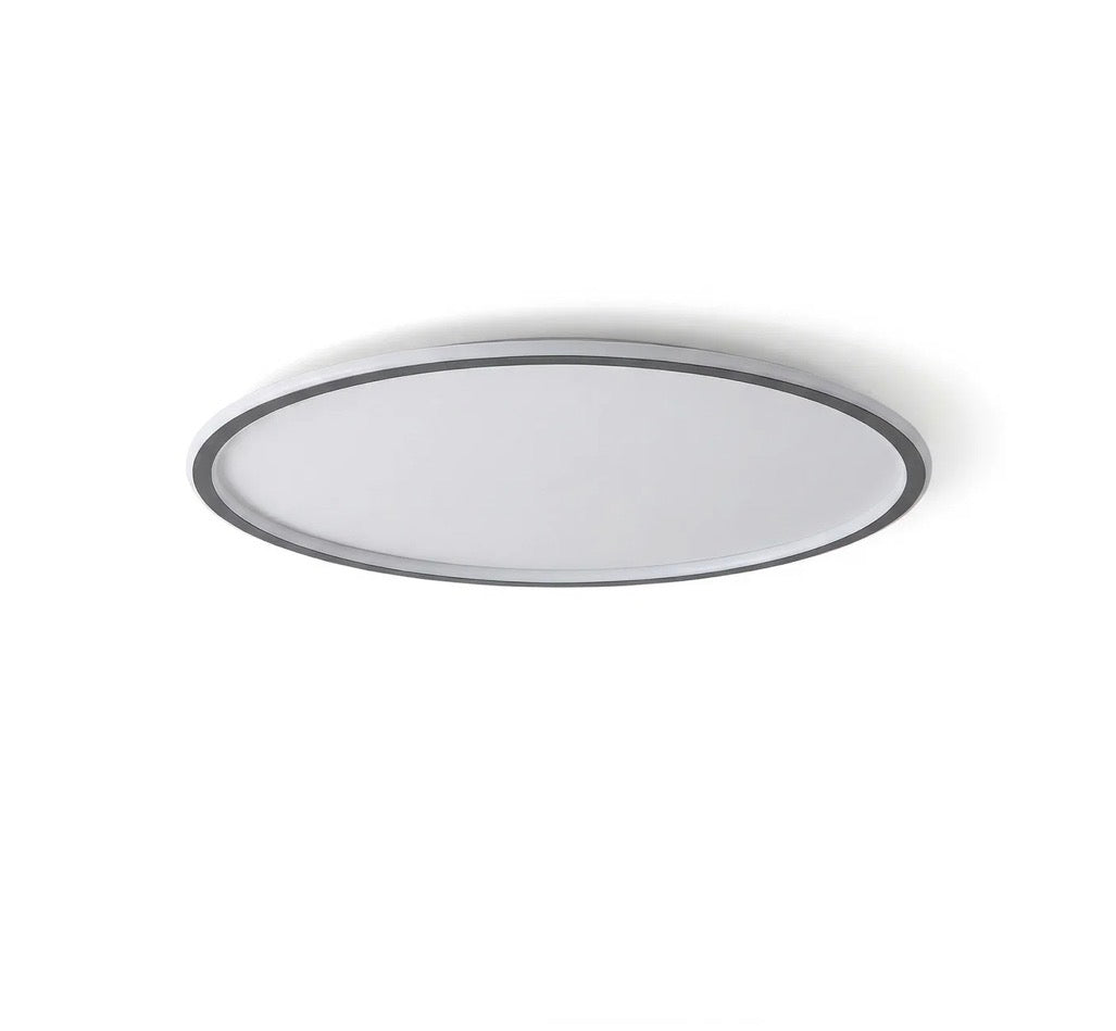 Plafonnier moderne diffusant une lumière homogène dans un séjour