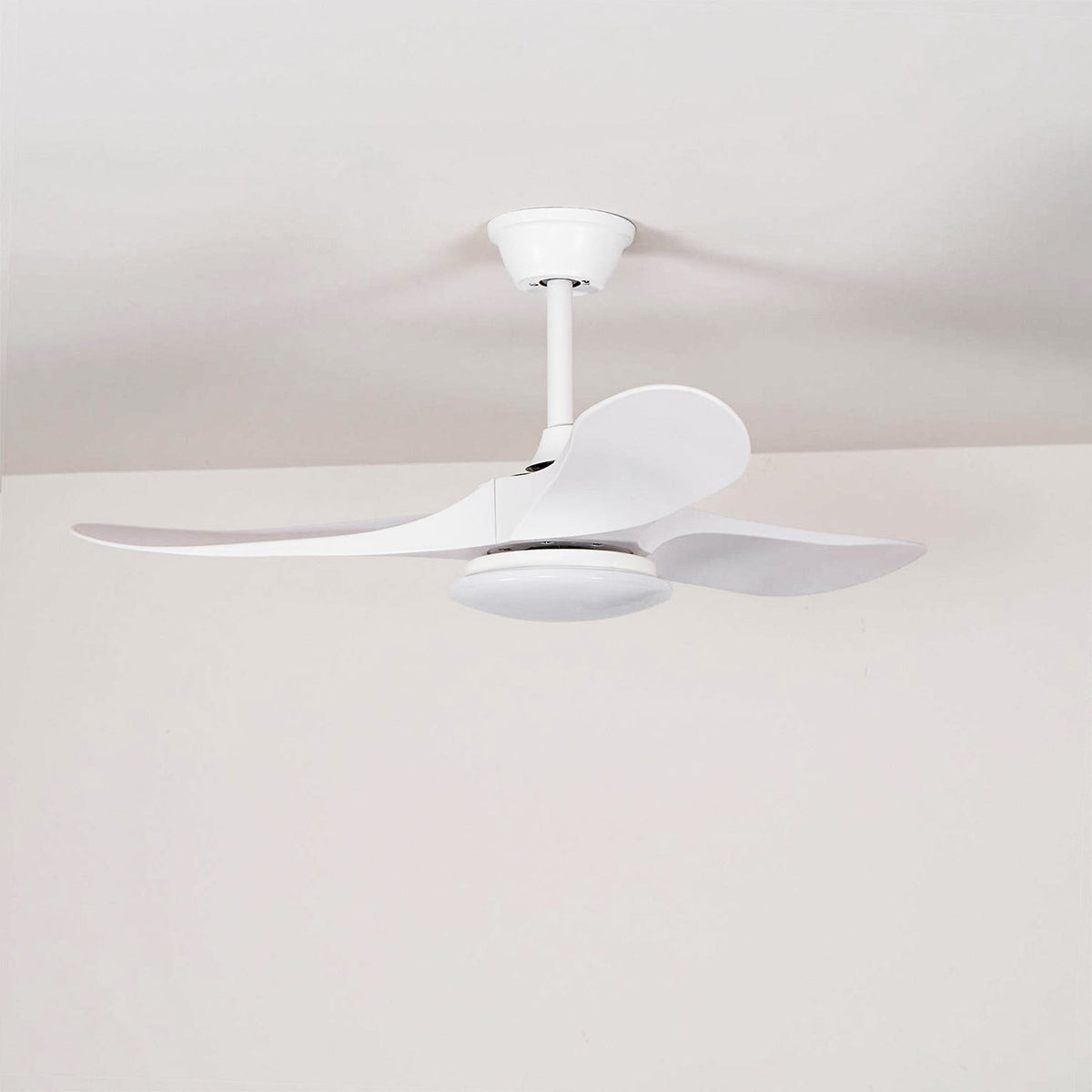 Liora — Ventilateur de plafond lumineux en bois