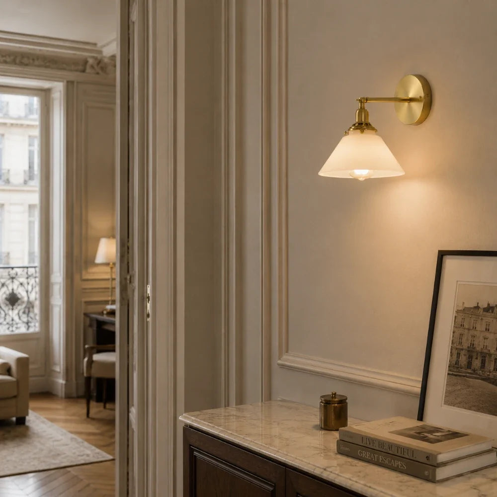 Rovin — Applique murale en verre opalin et laiton