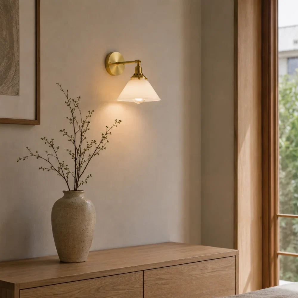 Rovin — Applique murale en verre opalin et laiton