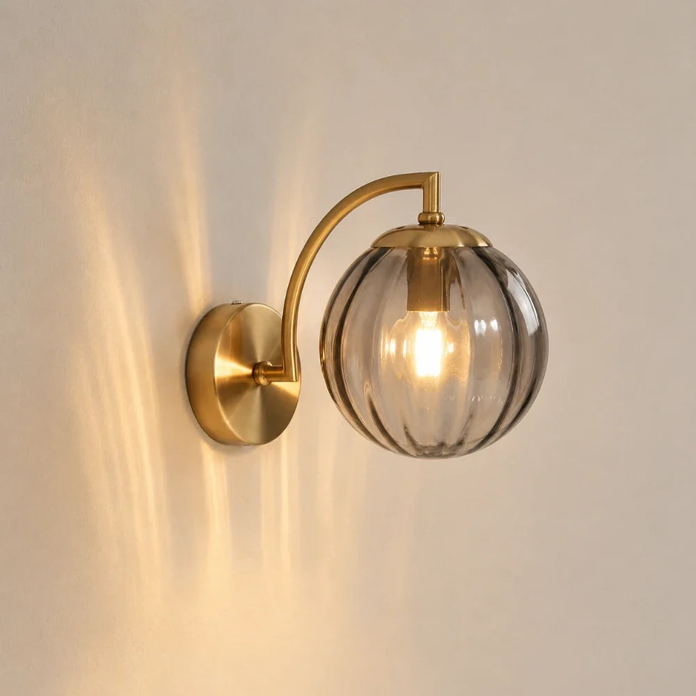 Séluna — Applique murale globe en verre et métal doré
