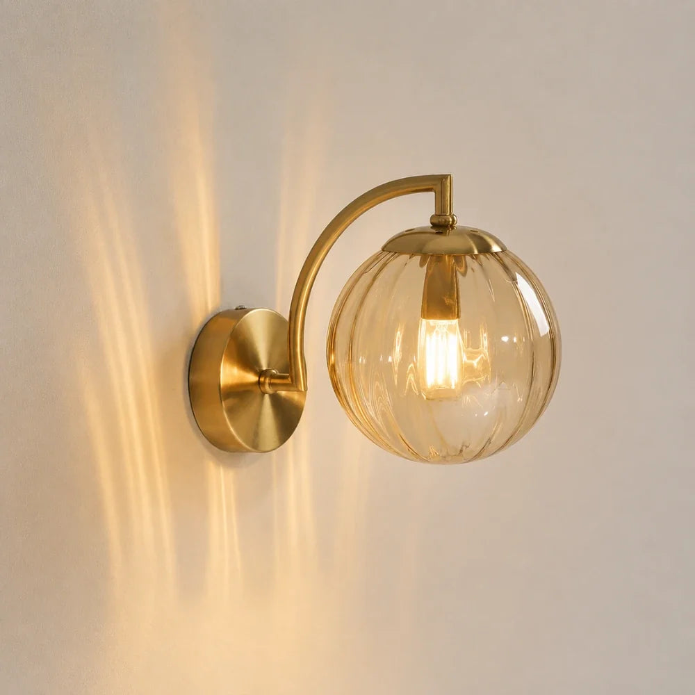 Séluna — Applique murale globe en verre et métal doré