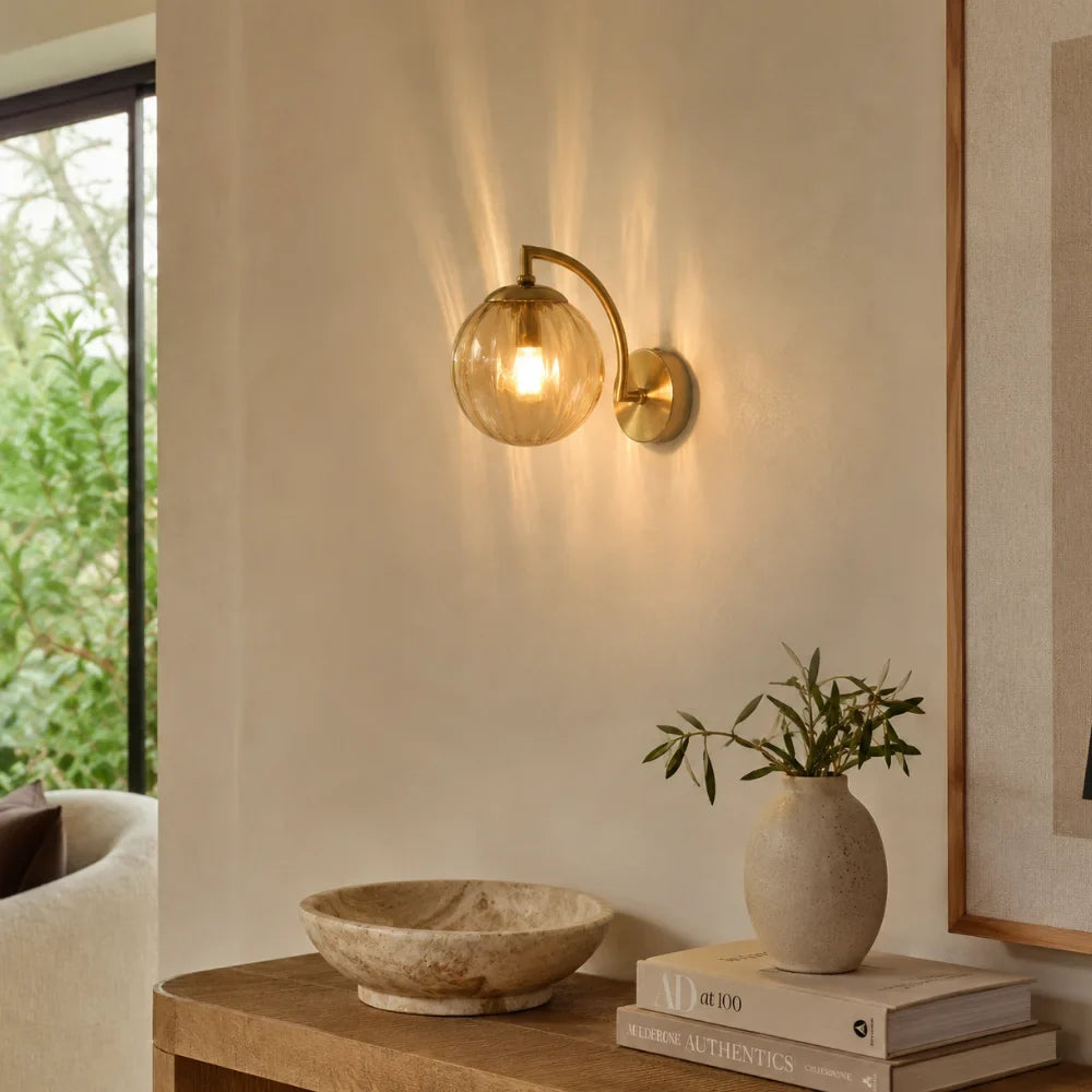 Séluna — Applique murale globe en verre et métal doré