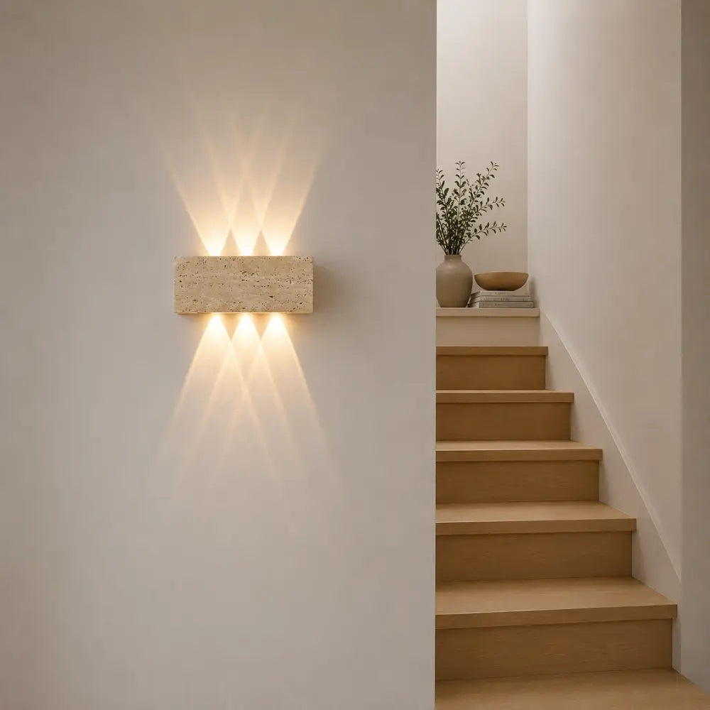 Sorella — Applique LED en travertin naturel