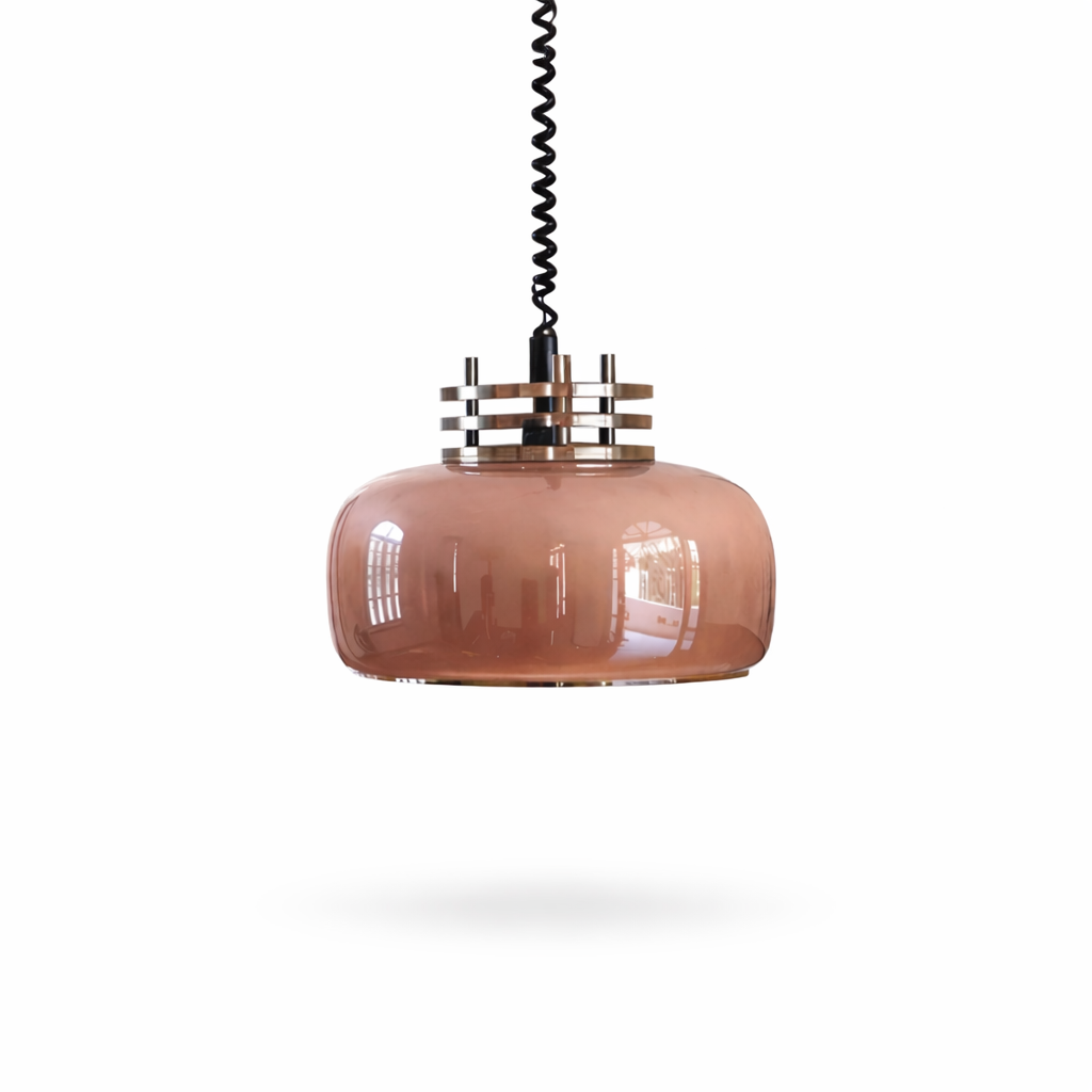 Suspension design au-dessus d'une table de salle à manger