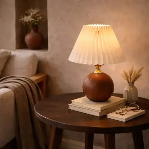 Aéris — Lampe de chevet bois massif et tissu plissé