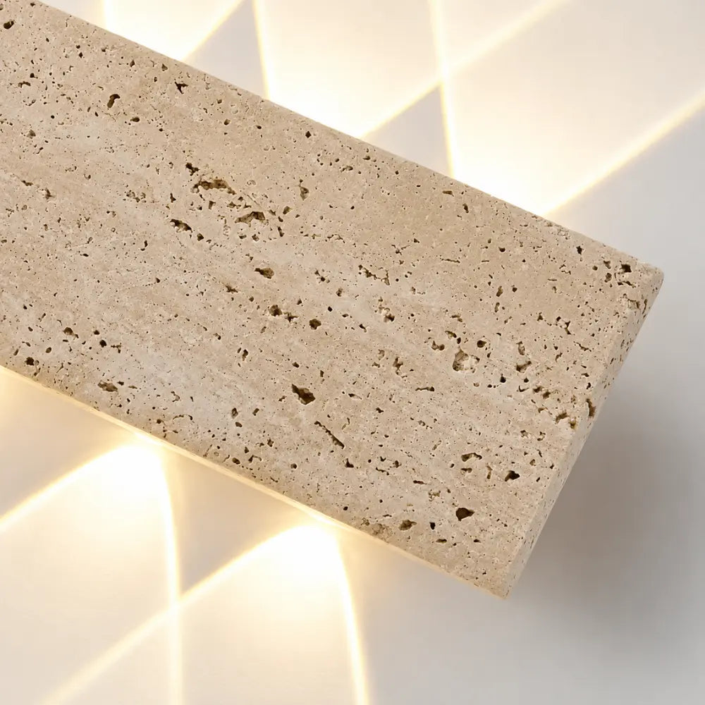 Sorella — Applique LED en travertin naturel
