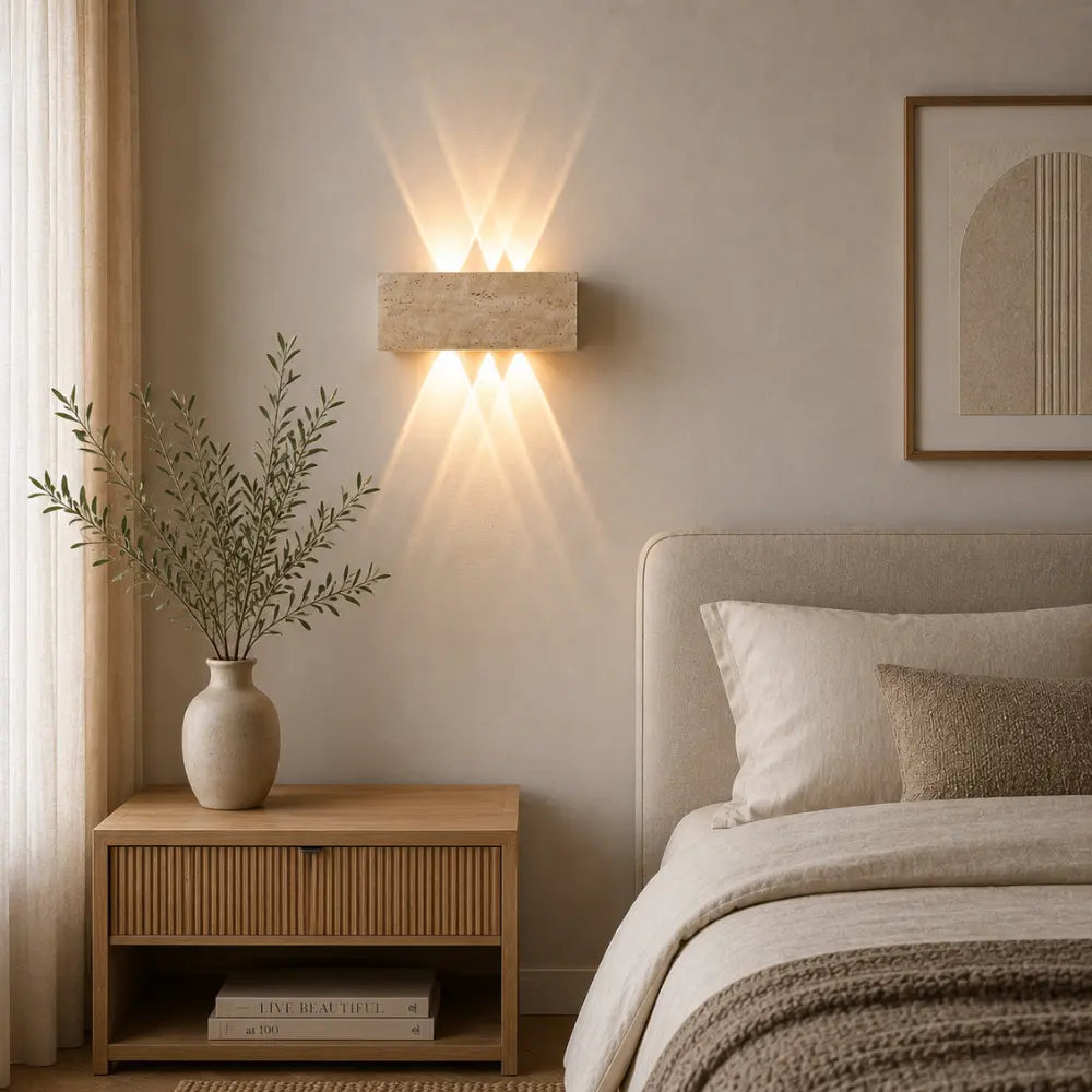 Sorella — Applique LED en travertin naturel