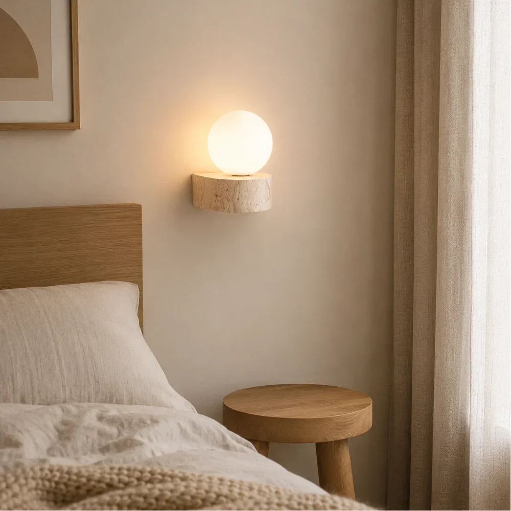 Kaela — Applique travertin et globe en verre