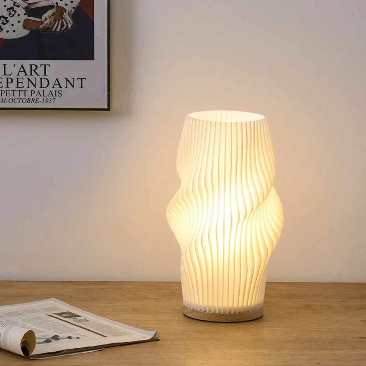Lampe à poser LOANA crème translucide diffusant une lumière chaude et enveloppante