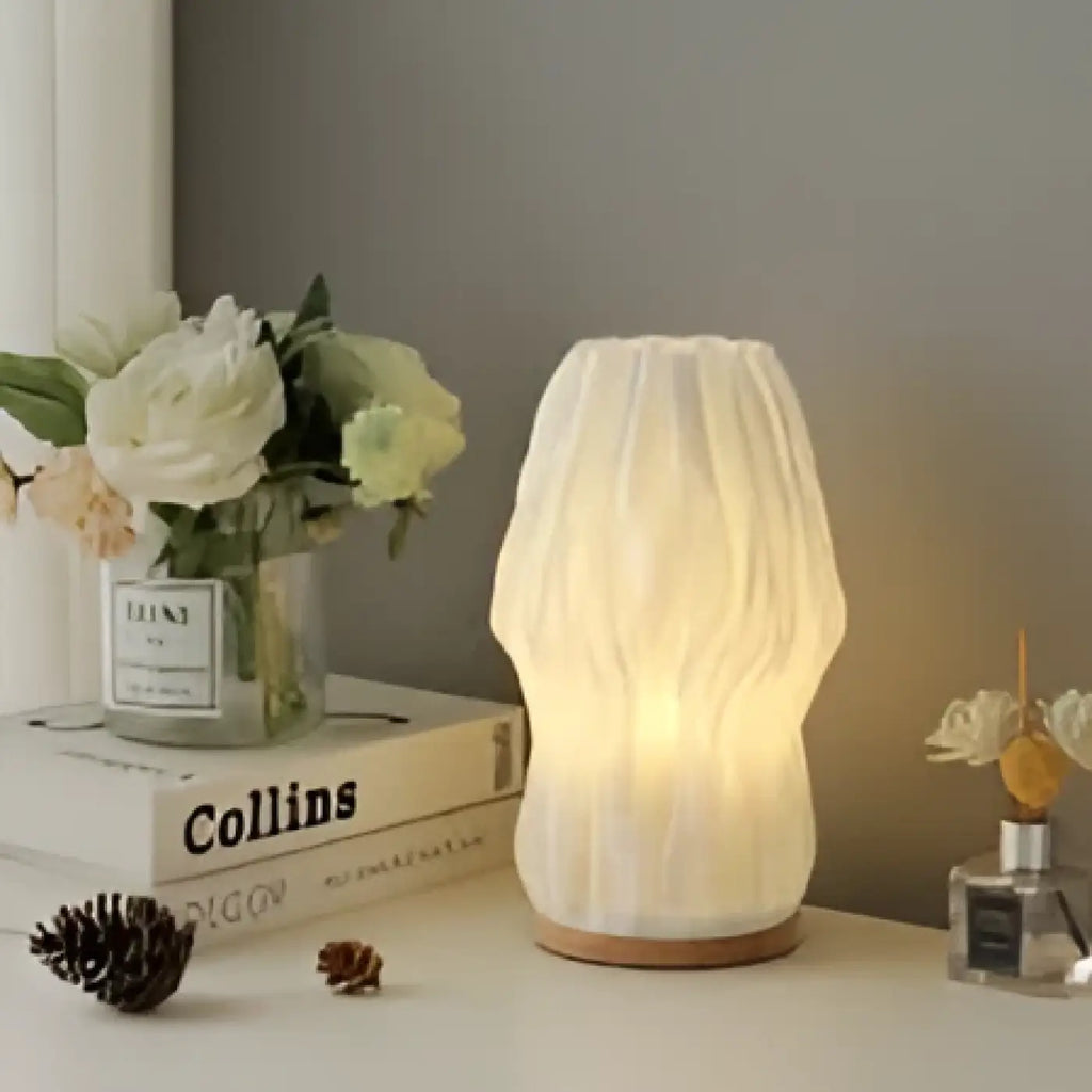 Lampe à poser LOANA effet papier plissé crème avec socle bois, ambiance lanterne japonaise