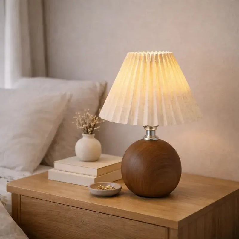 Aéris — Lampe de chevet bois massif et tissu plissé