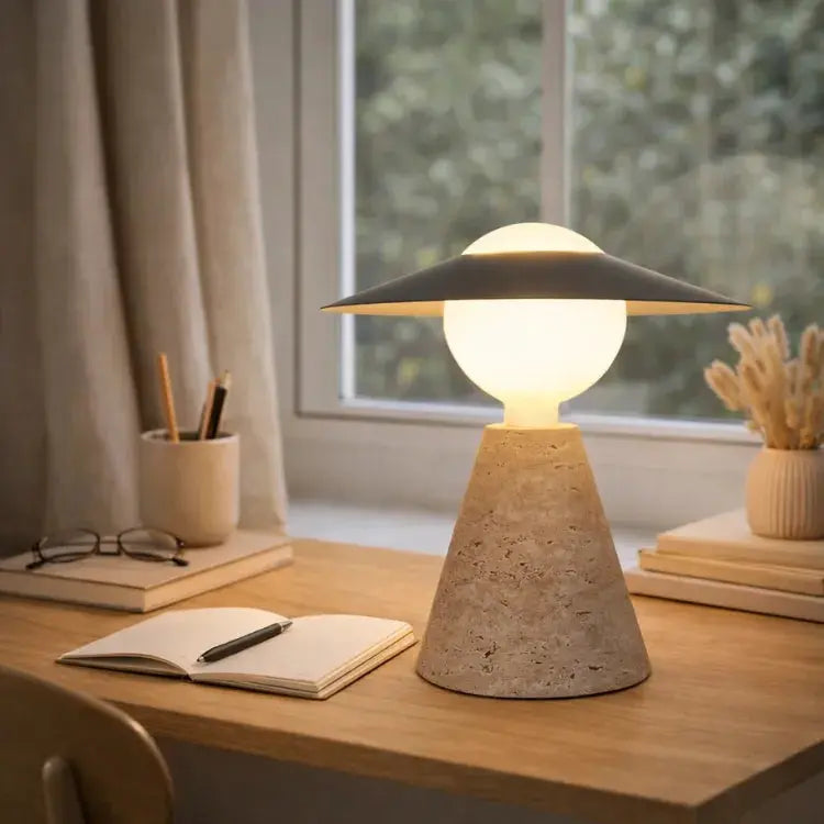 Sélina — Lampe à poser en travertin et verre opalin