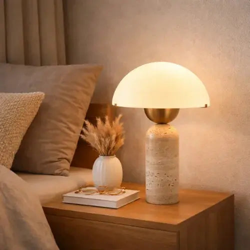 Astréa — Lampe en travertin et globe opalin doré