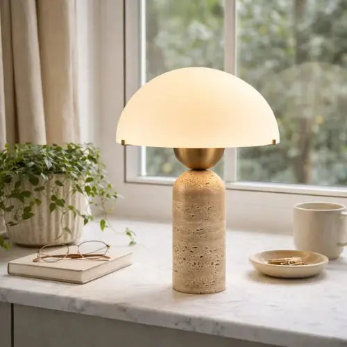 Astréa — Lampe en travertin et globe opalin doré