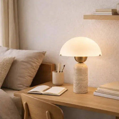 Astréa — Lampe en travertin et globe opalin doré