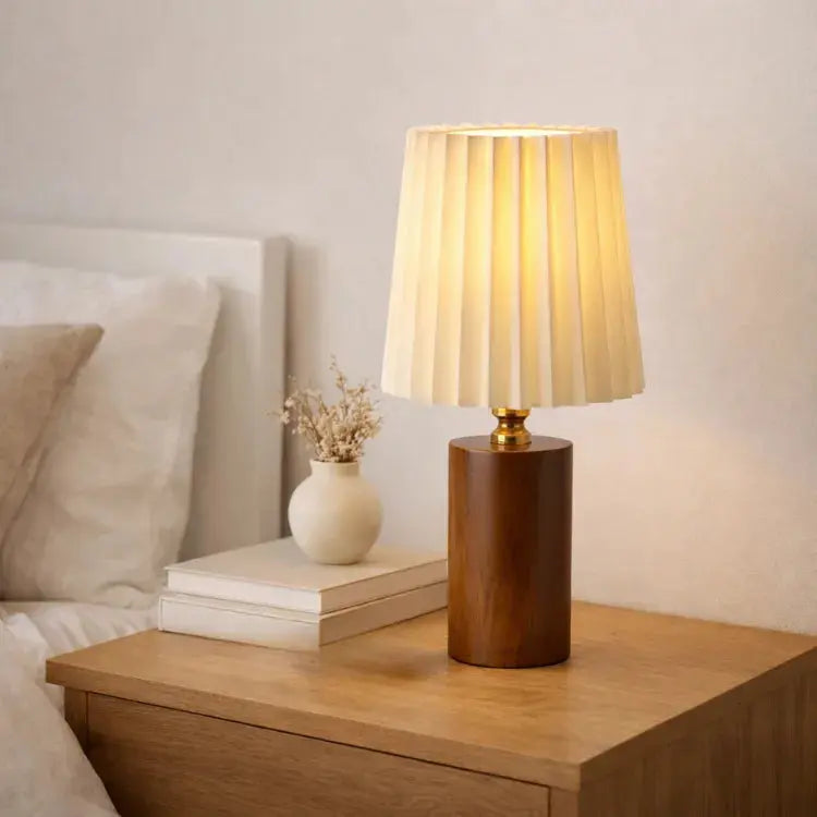 Liora — Lampe à poser en bois à abat-jour plissé