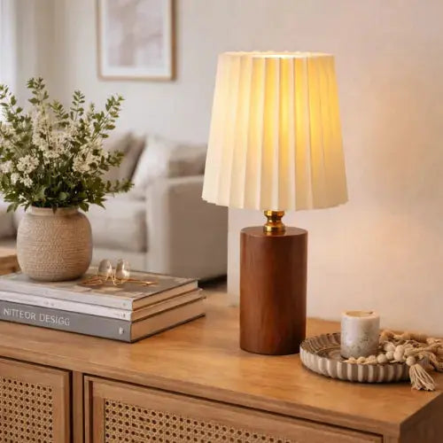 Liora — Lampe à poser en bois à abat-jour plissé