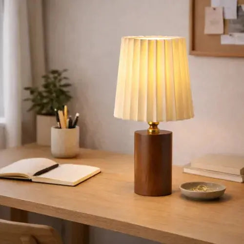 Liora — Lampe à poser en bois à abat-jour plissé