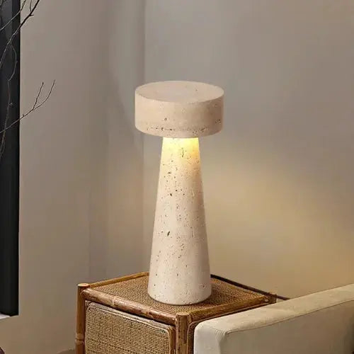 Nerina — Lampe à poser LED en travertin naturel