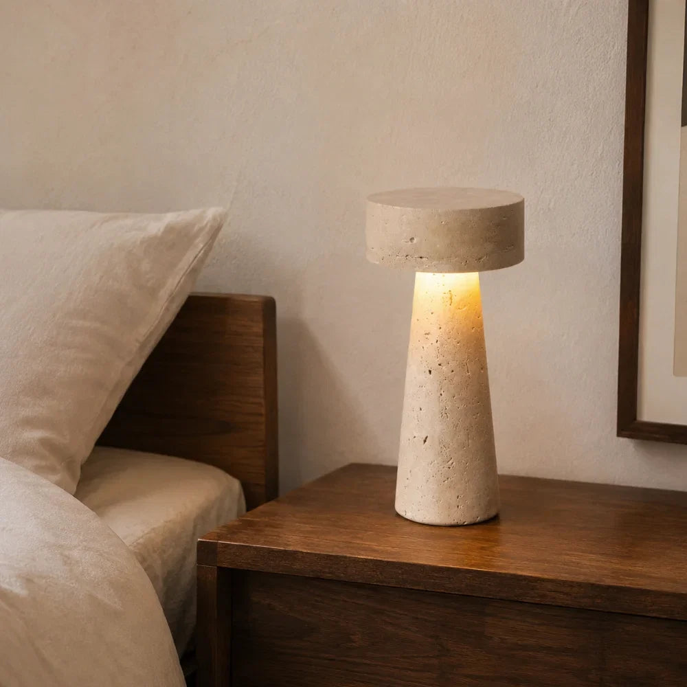 Nerina — Lampe à poser LED en travertin naturel