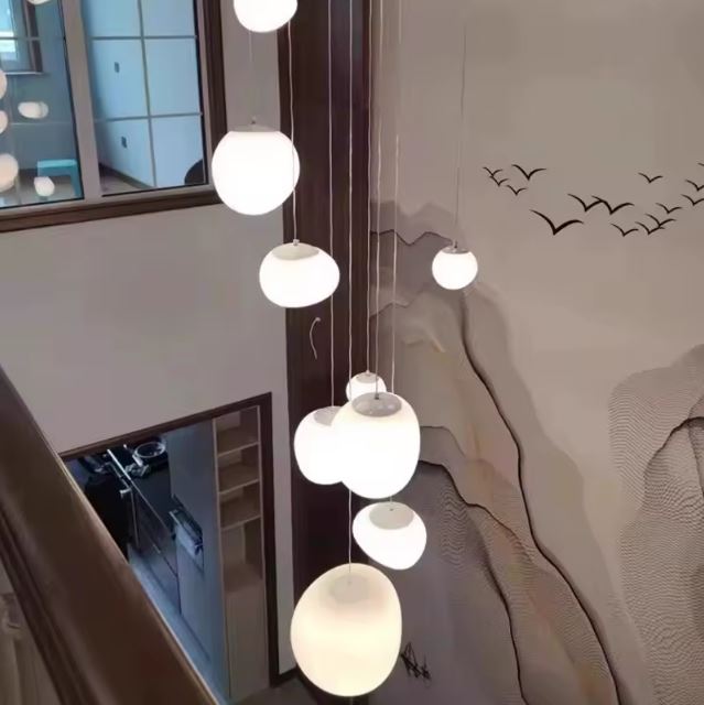 Suspension Cascade de Globes Blancs – Modèle Solvéa (DIMOREE)