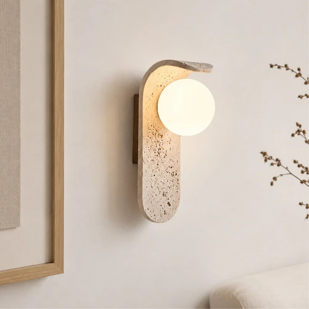 Vélora — Applique murale travertin et globe lumineux